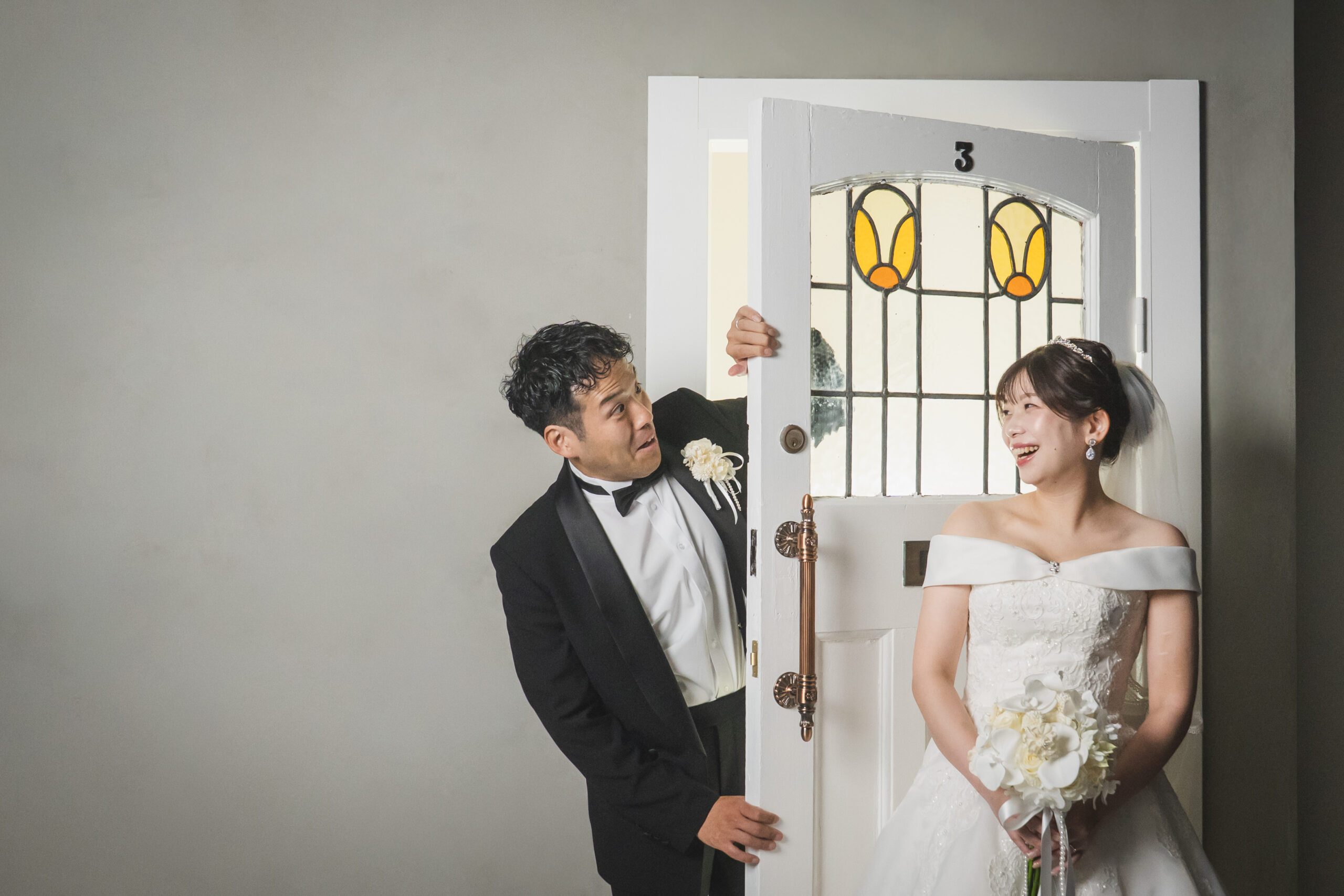 京都 フォトスタジオでの洋装前撮り ウェディングドレス姿の新婦とタキシード姿の新郎
