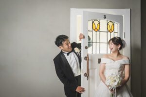 京都 フォトスタジオでの洋装前撮り ウェディングドレス姿の新婦とタキシード姿の新郎