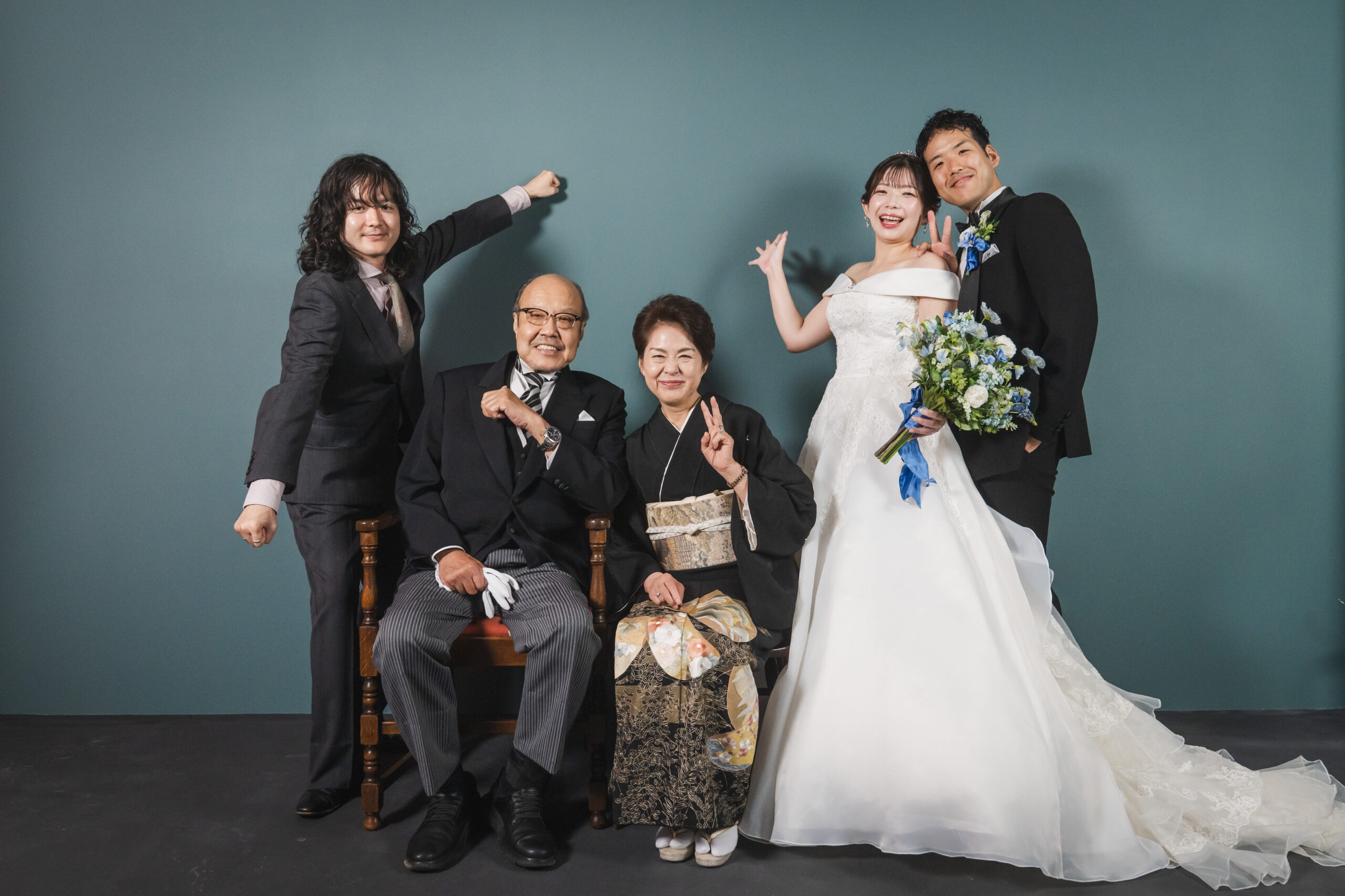 京都 フォトスタジオでの洋装前撮り ウェディングドレス姿の新婦とタキシード姿の新郎