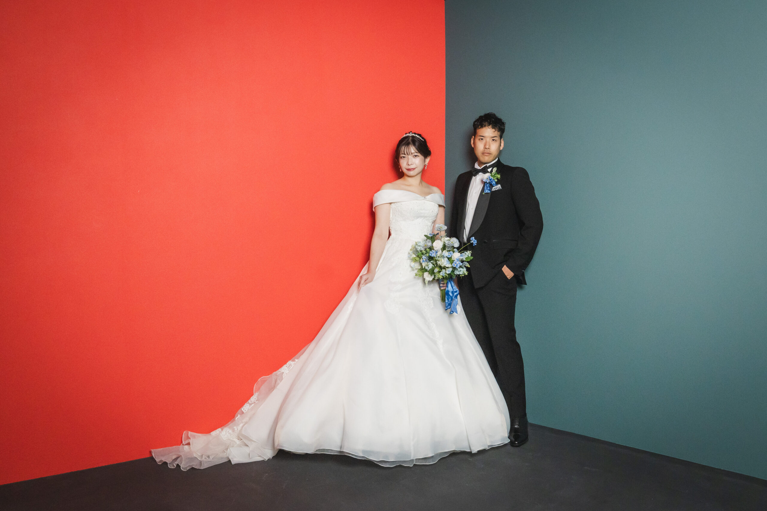 京都 フォトスタジオでの洋装前撮り ウェディングドレス姿の新婦とタキシード姿の新郎