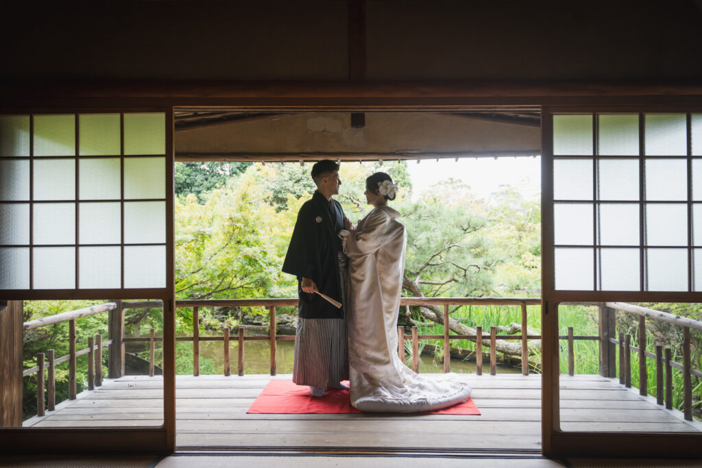 京都・梅宮大社の神苑で白無垢と紋付袴のフォトウェディング