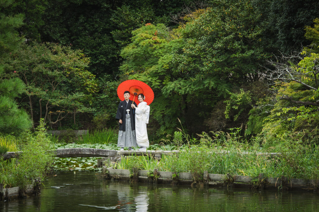 京都・梅宮大社の和室で撮影する白無垢の花嫁と新郎