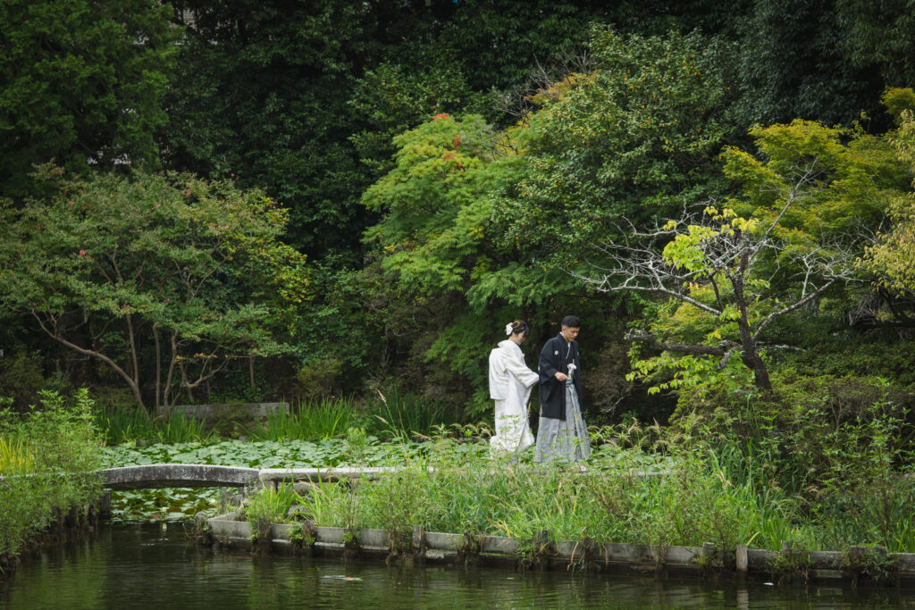 京都・梅宮大社の和室で撮影する白無垢の花嫁と新郎
