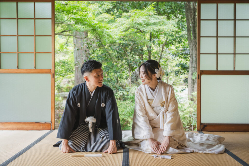 京都・梅宮大社の和室で撮影する白無垢の花嫁と新郎