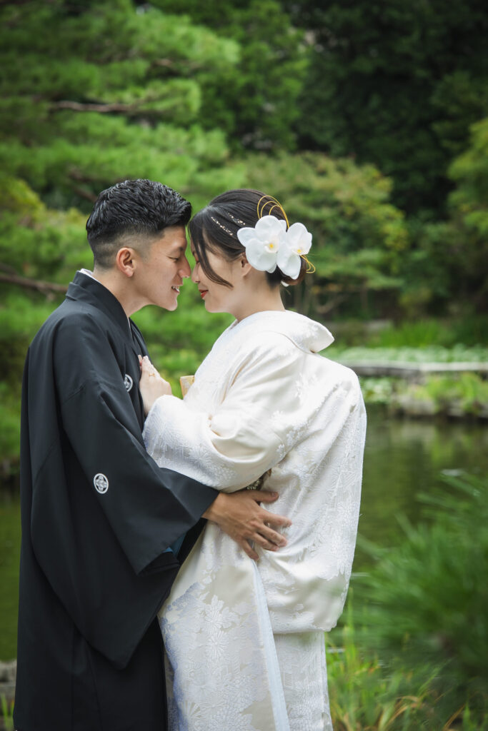 京都・梅宮大社で撮影した黒紋付袴の新郎ポートレート