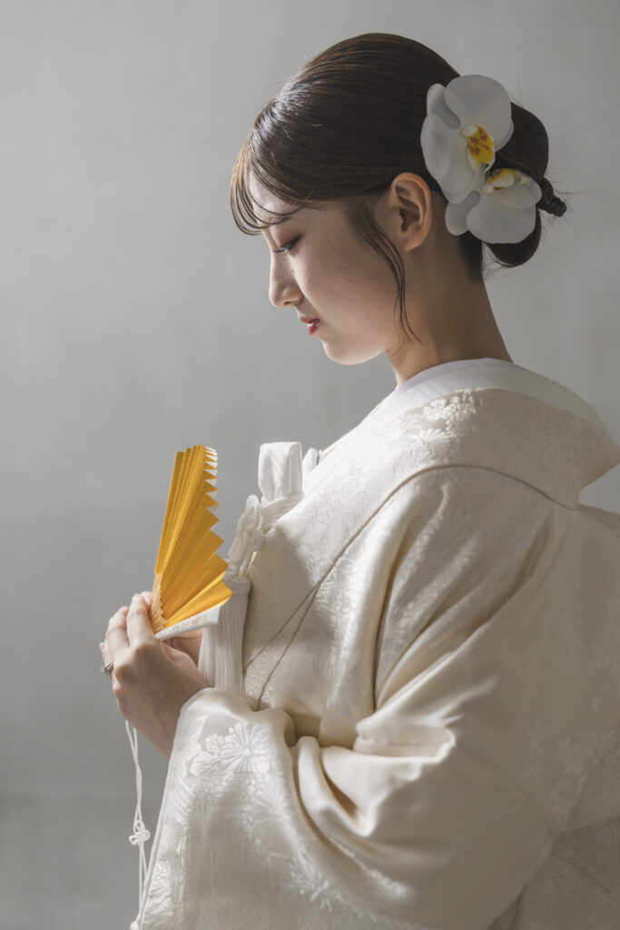 ヘアスタイルや胡蝶蘭の髪飾りで誓う花嫁＿美しい襟元の重なり