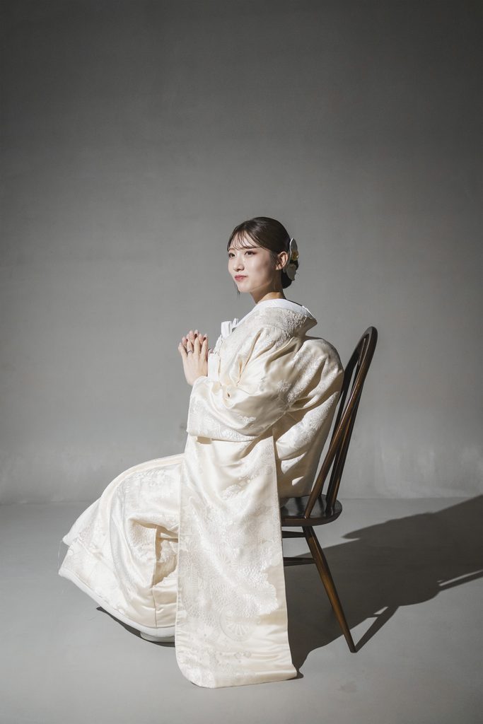 ヘアスタイルや胡蝶蘭の髪飾りで誓う花嫁＿美しい花嫁のワンショット