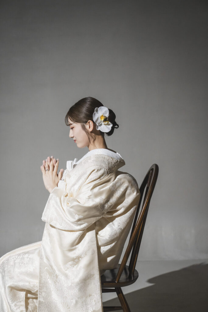 ヘアスタイルや胡蝶蘭の髪飾りで誓う花嫁