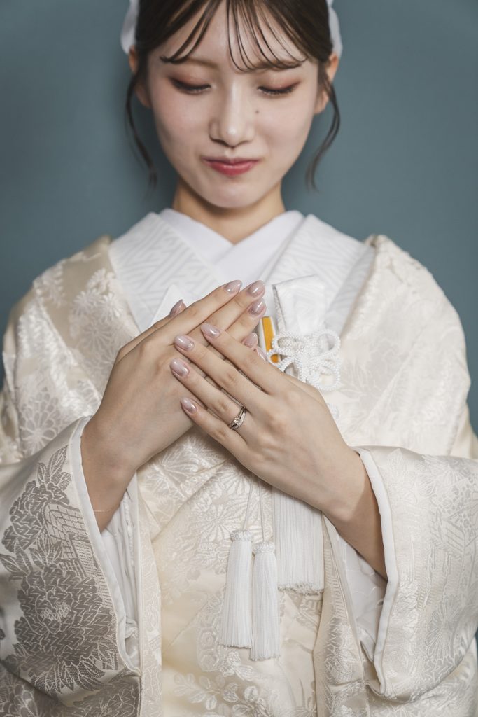 ヘアスタイルや胡蝶蘭の髪飾りで誓う花嫁＿美しい花嫁の手元