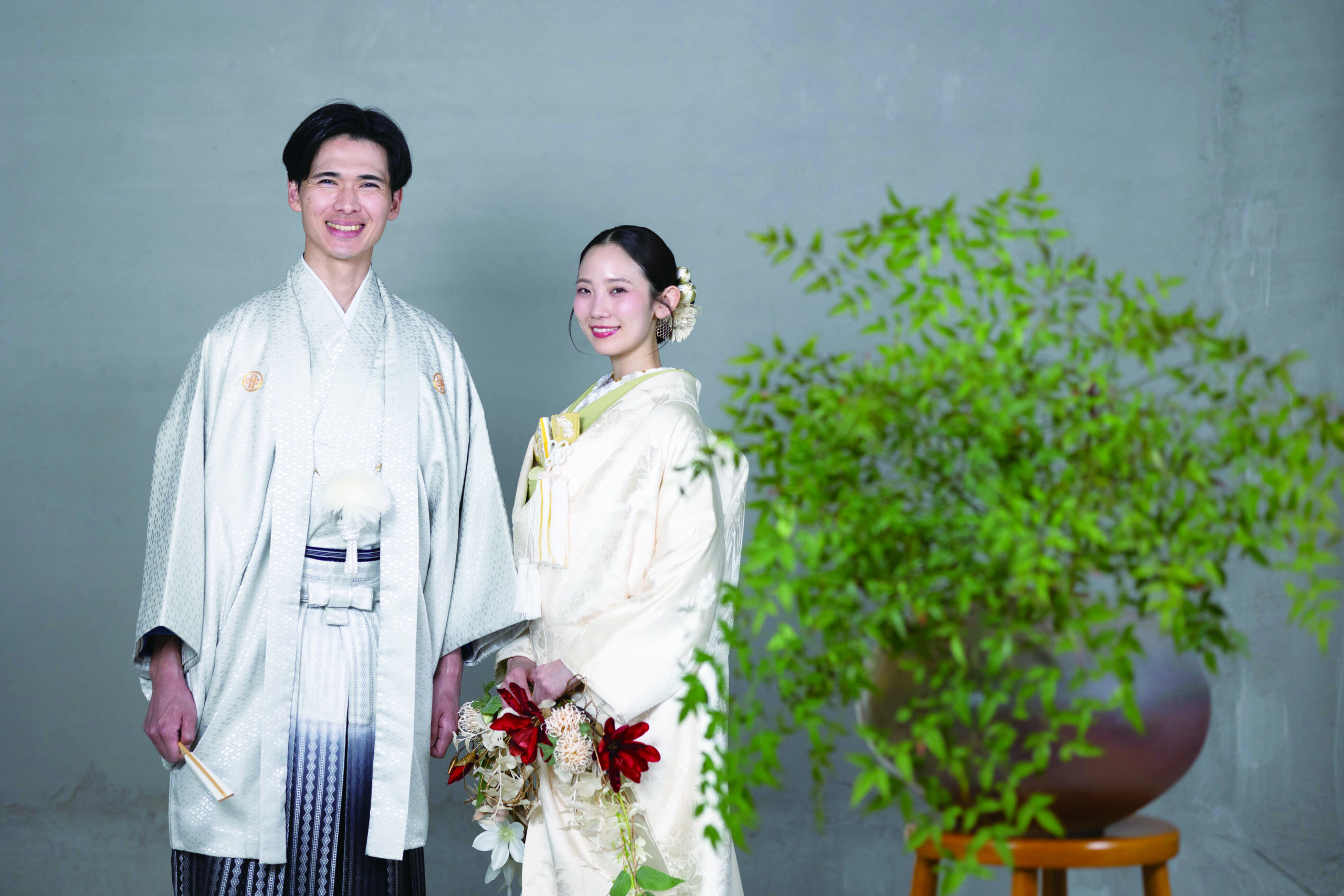 「結婚式なしでフォトウェディングのみにすると後悔する？ナシ婚派のプレ花嫁に向けて、写真だけで100%満足するための秘訣をプロが徹底解説。衣装選びや家族同伴など、後悔しないスタジオ選びのコツをご紹介します。」