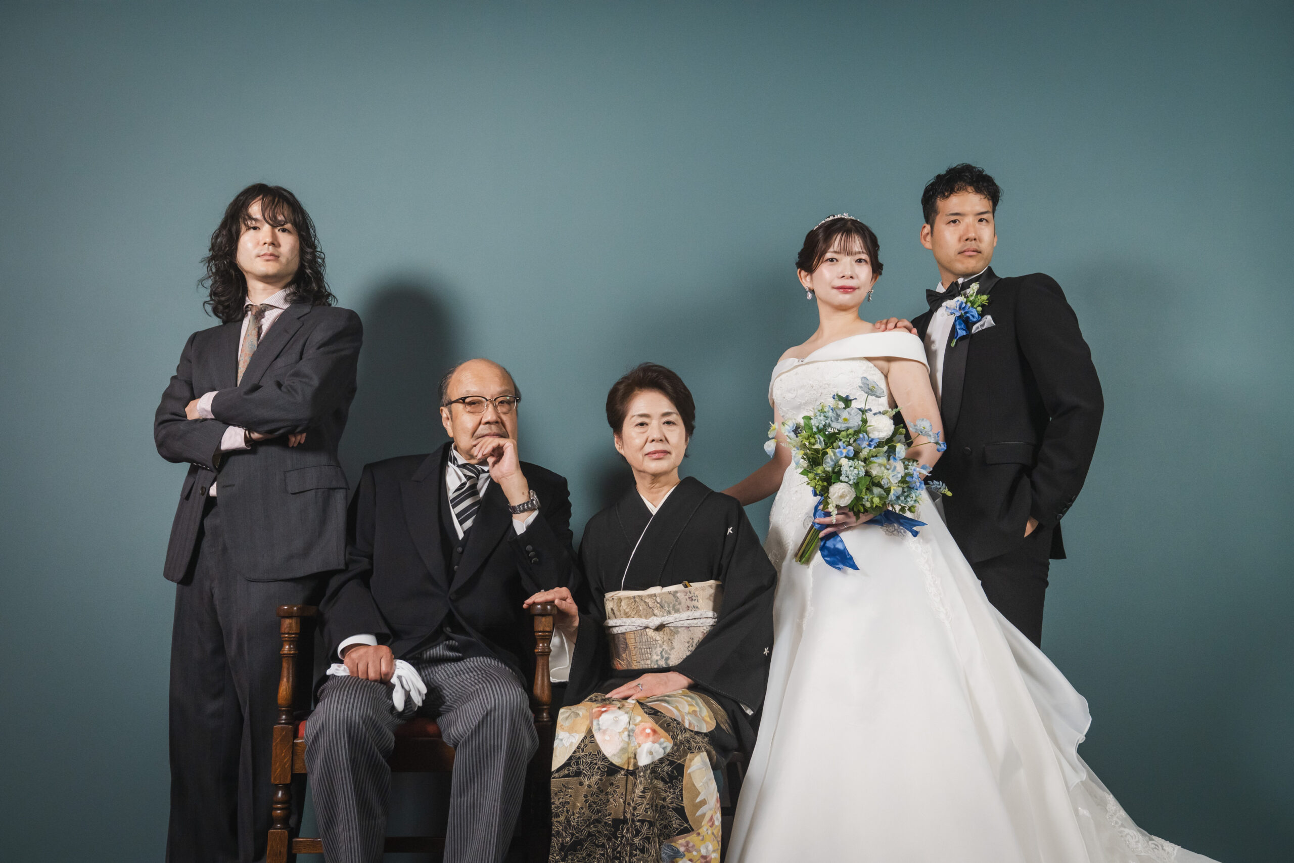 スタジオでポーズを決める新郎新婦とご家族