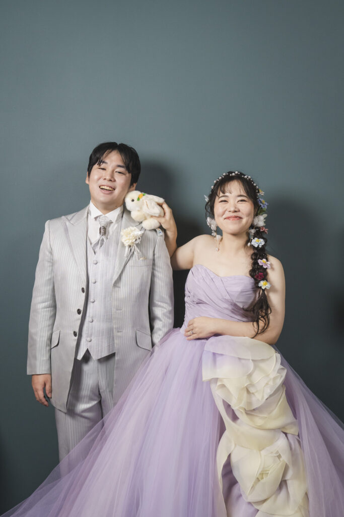 京都のスタジオフォトウェディングでラベンダーのカラードレスを着た新郎新婦