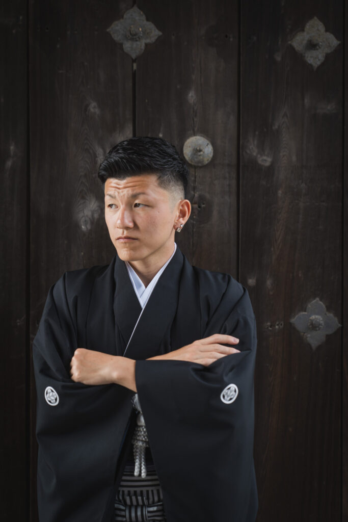 京都・梅宮大社で撮影した黒紋付袴の新郎ポートレート