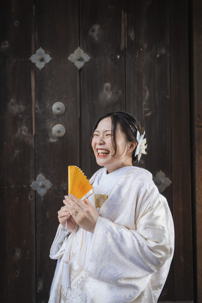 扇子を持つ和装フォトウェディング