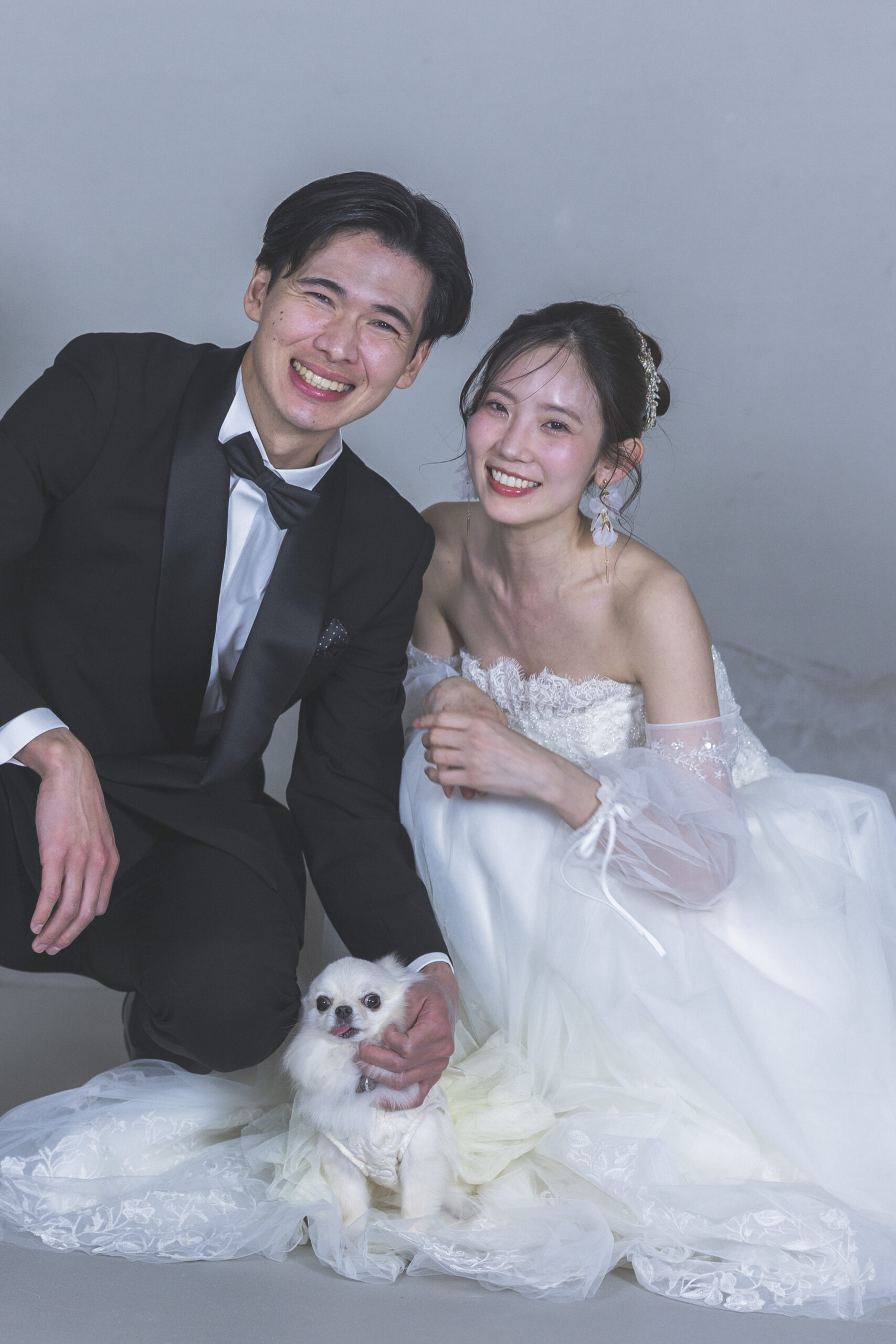 座って愛犬と寄り添うお二人